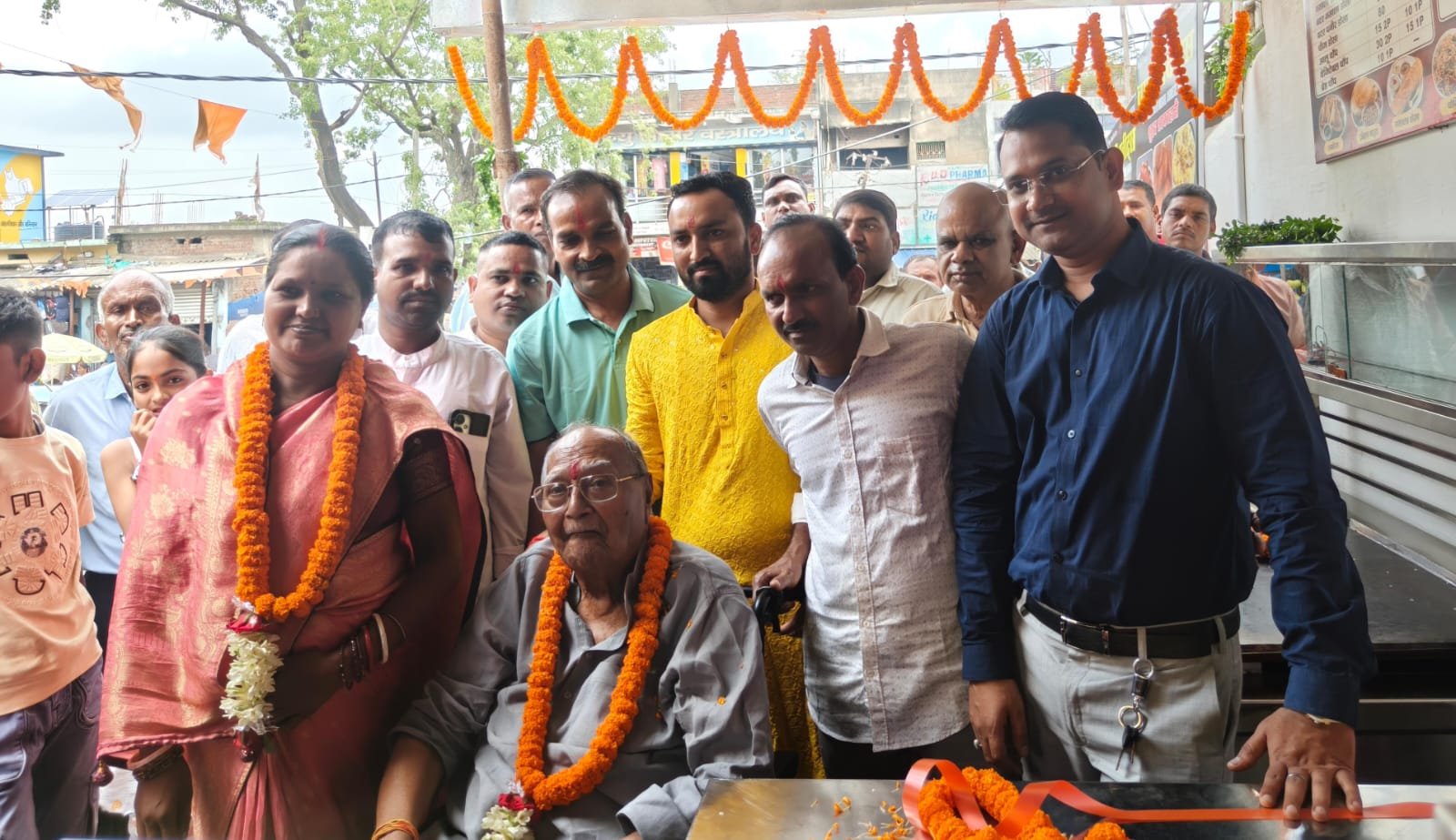 व्हीलचेयर पर पहुंचे बादल बाबू, झुमरा बाजार में ‘वीणा स्वीट्स’ का किया भव्य शुभारंभ