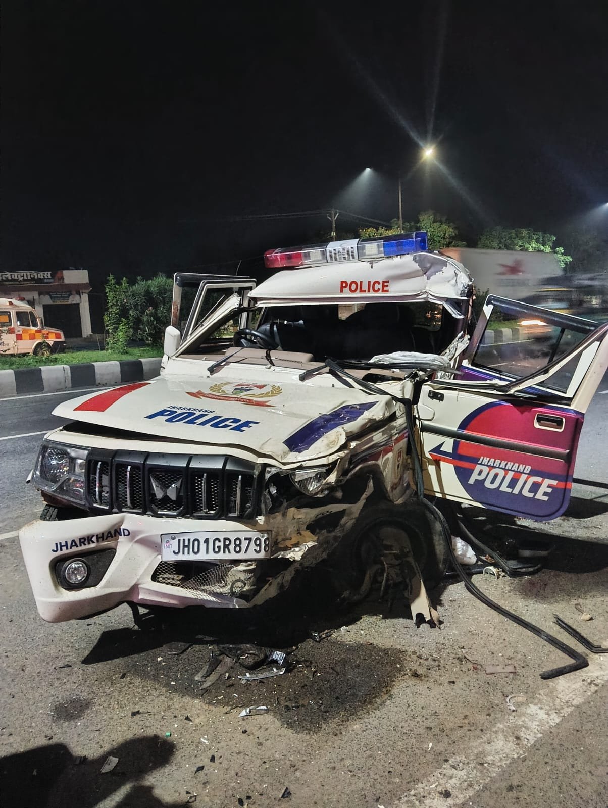 मैथन से लौट रही चलकुसा थाना पुलिस की बोलेरो ट्रेलर से टकराई, जवान राम लखन यादव की मौत; तीन पुलिसकर्मी गंभीर