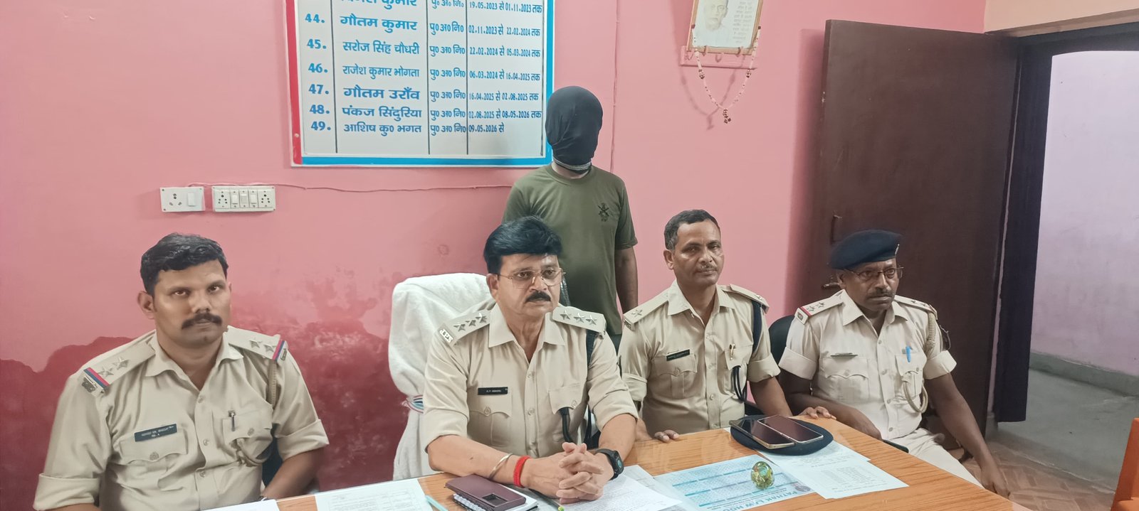 हजारीबाग में अवैध शराब तस्करी पर पुलिस का बड़ा प्रहार, 12 चक्का ट्रक से 935 कार्टन अंग्रेजी शराब बरामद