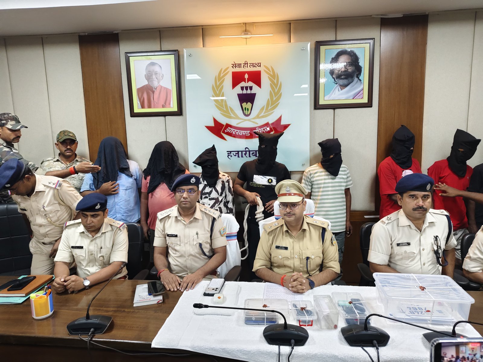 हजारीबाग में छिनतई गिरोह का पर्दाफाश, 8 आरोपी गिरफ्तार; सोने के आभूषण और वारदात में प्रयुक्त बाइक बरामद